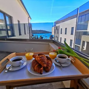  Apartment Black Pearl - Luxury Seaside App With Pool & Bbq, Istra Kroatien