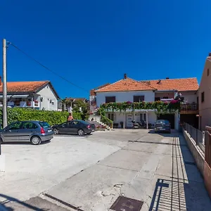 kelava-apartments-rooms.hotelinzadar.com/